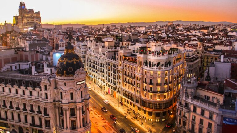 Millenialsi wybierają Madryt i Barcelonę
